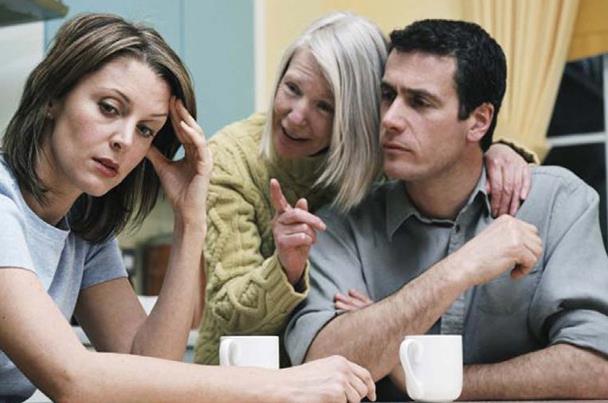 بالفيديو.. طرق التعامل مع الحماة الفضولية