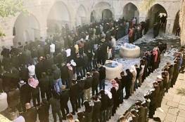 مئات الفلسطينيين يؤدون العصر في مقام "النبي موسى" رغم معيقات الاحتلال