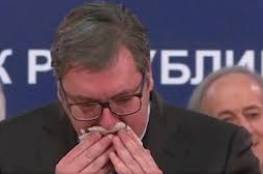 شاهد : الرئيس الصربي يكاد يختنق وهو يسعل بلا توقف أثناء مؤتمر حول كورونا