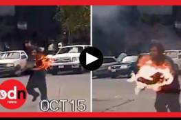 رجل يهاجم شرطيا أمريكيا بلوح خشب مشتعل... فيديو