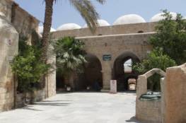 مستوطنون يدنسون مسجد مقام النبي موسى