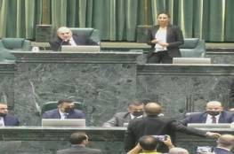 "قوم يا عماد!".. كرسي رئيس الحكومة يشعل مواقع التواصل في الأردن (فيديو)