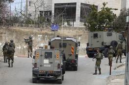 قوات الاحتلال تقتحم بيت أمر وتعتقل 3 مواطنين