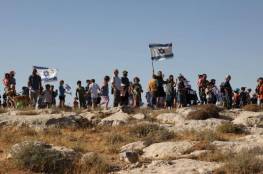 مستوطنون يرفعون أعلامًا إسرائيلية فوق أراضٍ جنوب بيت لحم