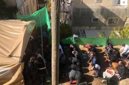 عشرات المقدسيين يؤدون الجمعة في خيمة الاعتصام بسلوان رفضا لسياسة الهدم والتهجير