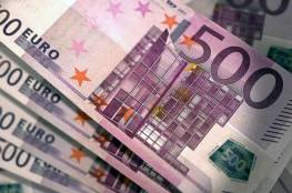 اليورو يسجل أدنى مستوى له مقابل الدولار منذ 2002