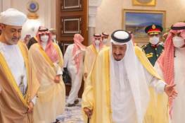 بلومبيرغ: زيارة سلطان عُمان إلى السعودية مؤشر على تبدل تحالفات الرياض
