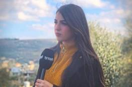 خلال حديثها عن كورونا .. سقوط مذيعة لبنانية على الهواء (فيديو)