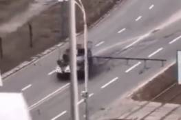 بالفيديو: أوكراني ينجو من موت محقق بعدما دهسته دبابة
