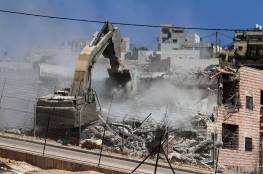الاحتلال يهدم شقتين سكنيتين و4 مخازن تجارية في مخيم شعفاط