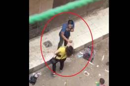 مصر: شاب يتحرش بفتاة في الشارع أمام المارة والفتاة تلقنه درسا (فيديو)