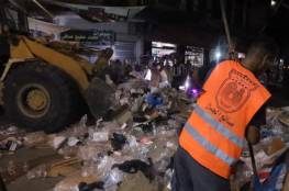 بلدية خان يونس تجمع وتُرحل 1,100 طن من النفايات الصلبة خلال ليلة وإجازة العيد