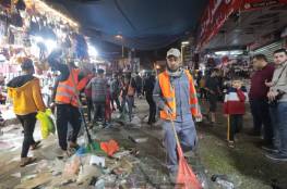 بلدية خان يونس تجمع وتُرحل 320 طن من النفايات الصلبة خلال ليلة وإجازة العيد