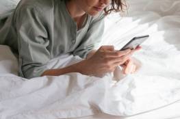 النوم بجانب الهاتف الخلوي.. العواقب والمخاطر الصحية