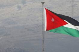 الأردن: مياه حمراء اللون في منطقة البحر الميت تثير الجدل ووزارة المياه تعلق (فيديو وصور)