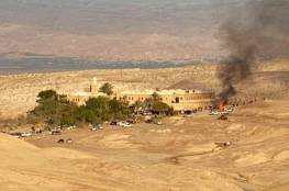 شبان يحرقون أثاث غرف فندقية بمقام النبي موسى