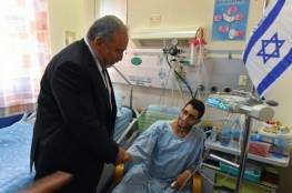 ليبرمان يزور الضابط الذي أصيب على حدود غزة وهذا ما قاله له..