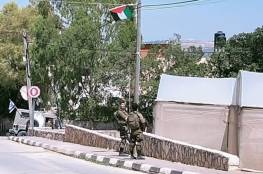 الاحتلال يزيل الأعلام الفلسطينية في قرية شوفة جنوب شرق طولكرم 
