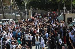 شاهد: آلاف من أبناء شعبنا يستقبلون جثمان الشهيدة أبو عاقلة في القدس المحتلة