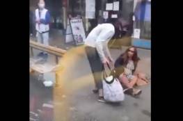 فيديو لرجل يدفع امرأة دون كمامة خارج حافلة بعد بصقها عليه
