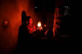 الصليب الأحمر يحذر: 80% من سكان قطاع غزة يعانون من عدم توفر الكهرباء ببيوتهم