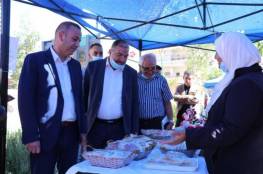 رئيس بلدية الخليل يفتتح بازار "أيادي مبدعة"
