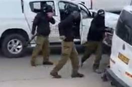يهود متطرفون بزي الشرطة الاسرائيلية يعتدون على شبان من النقب 