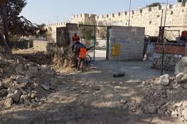 القدس: جرافات الاحتلال تهدم أجزاء من سور مقبرة الشهداء