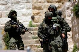 يديعوت: الشرطة تعتقل فلسطينيا للاشتباه في سرقته سلاحا وذخيرة من جنود