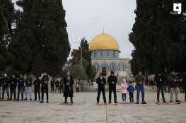 عشرات المقدسيين يؤدون صلاة الجمعة في الأقصى رغم تشديدات الاحتلال
