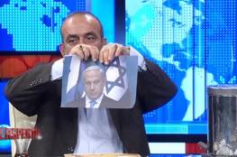 فيديو: اعلامي تركي يمزق ويحرق صورة نتنياهو ردا على حرقه وثيقة حماس