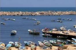 انتشال عائلة سقطت مركبتها في ميناء غزة