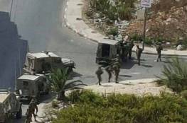 صور ..الاحتلال يحاصر بناية سكنية في منطقة ام الشرايط بالبيرة 
