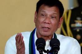 رئيس الفلبين: رميت شخصا من الطائرة ومستعد لتكرارها