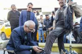 صور: وزير تركي يلمّع حذاء مواطن!.. وهذا السبب!