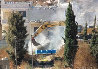 جرافات الاحتلال تهدم منزلًا في الخليل