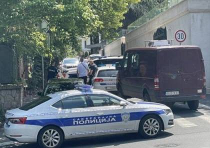 إصابة شرطي أمام السفارة الإسرائيلية في بلغراد ومقتل المهاجم (فيديو)