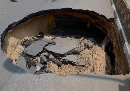 غزة: هبوط في شارع متضرر من العدوان وانهيار جدار مسجد