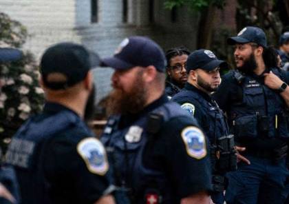 الشرطة الأمريكية تعتدي على المعتصمين في جامعة جورج واشنطن وتعتقل العشرات