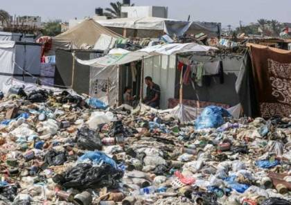 الأونروا: أطنان النفايات تحاصر خيام النازحين وسط قطاع غزة