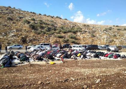 مواطنون يؤدون الجمعة على الأراضي المهددة بالاستيلاء في حزما