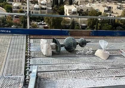 صور: الاحتلال يزيل القبة والهلال عن مئذنة مسجد قلعة القدس