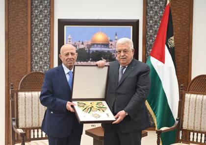 الرئيس عباس يقلد القائد الوطني أحمد قريع وسام نجمة الشرف من الدرجة العليا