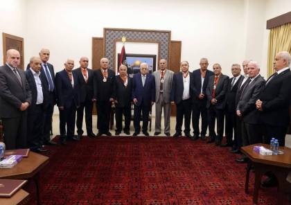 صور: الرئيس عباس يقلد عدداً من القادة والمحافظين لمناسبة تقاعدهم
