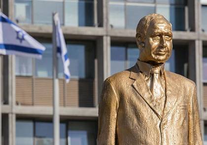 "الملك بيبي": تمثال ذهبي يسخر من نتنياهو في تل أبيب 