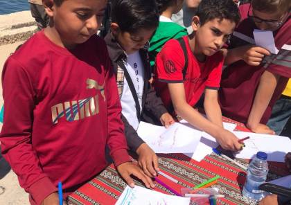 أطفال الأسرى بغزة يوجهون رسائلهم عبر البحر للمطالبة بزيارة آبائهم