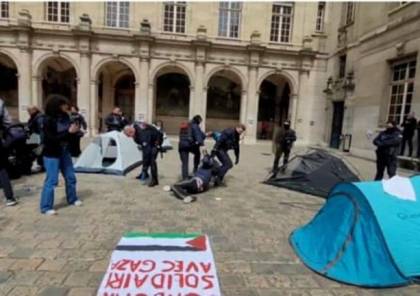 فيديو: الشرطة الفرنسية تفض مخيما طلابيا بالقوة في باحة جامعة السوربون داعما لفلسطين