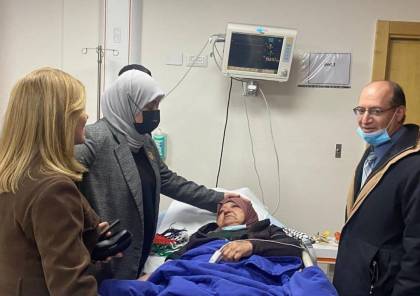 بعد تعرضها لوعكة صحية.. نقل والدة الأسير ناصر أبو حميد إلى المستشفى
