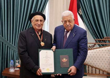 الرئيس عباس يقلد المونسنيور مانويل مسلم نجمة القدس