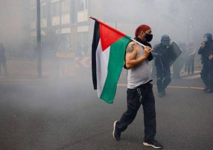 اشتباكات بين الشرطة الفرنسية ومتظاهرين لوح بعضهم بالأعلام الفلسطينية 
